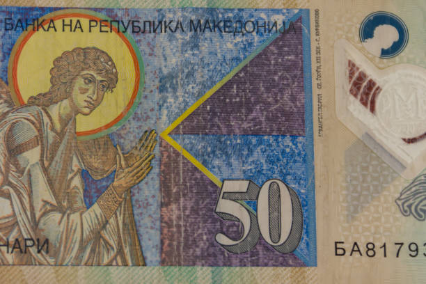 makroaufnahme der fünfzig mazedonischen denar-banknote - denar stock-fotos und bilder