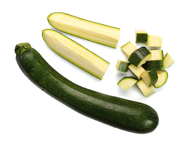 tranches de courgettes - zucchini vegetable chopped portion photos et images de collection