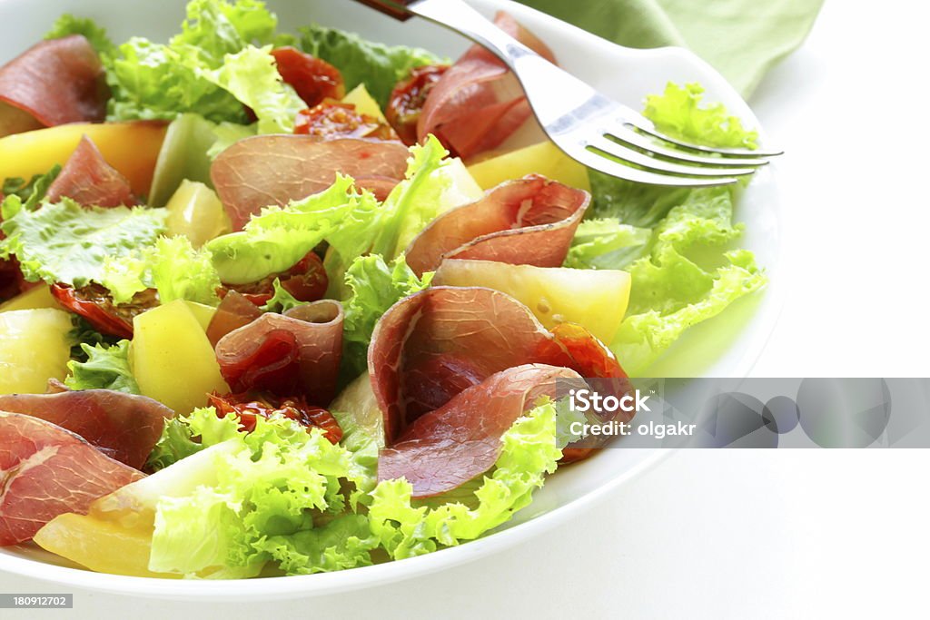 Spuntino verde fresca Insalata con prosciutto e verdure - Foto stock royalty-free di Affogato - Cibo cotto