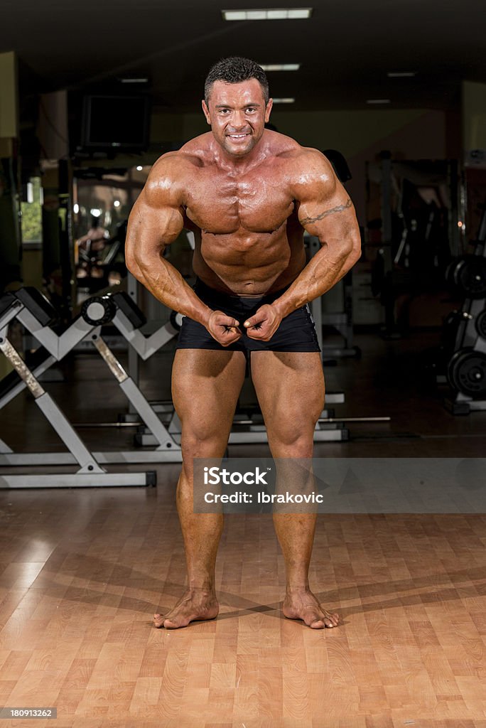 Maschio bodybuilder mostrando il suo corpo - Foto stock royalty-free di A petto nudo