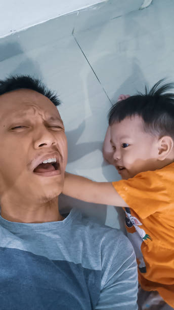 ojciec żartuje z synem podczas robienia selfie - nostalgia joy laughing wellbeing zdjęcia i obrazy z banku zdjęć
