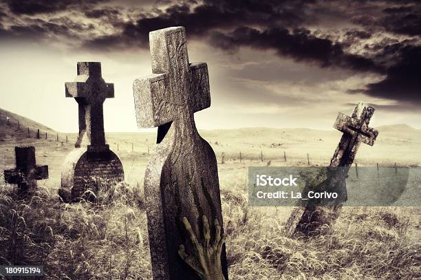 Mano Zombie Graffi Segni Di Tombstone - Fotografie stock e altre immagini di Graffiato - Graffiato, A forma di croce, Animale