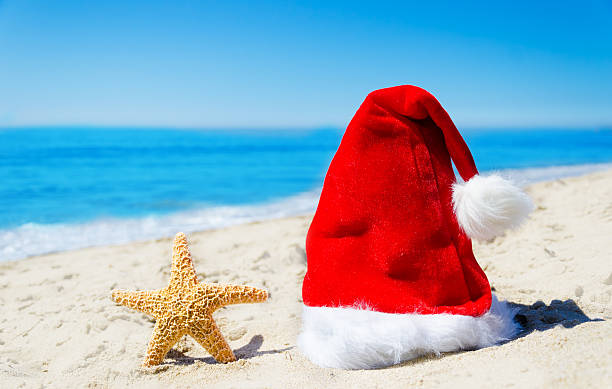 istock Christmas hat with starfish on the beach 180915866