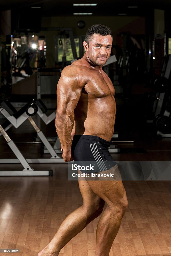 Мышечная bodybuilder показывая его стороны трицепсы - Стоковые фото Активный образ жизни роялти-фри