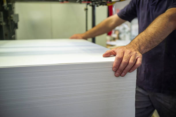 Ładowanie papieru na maszynę offsetową – zdjęcie