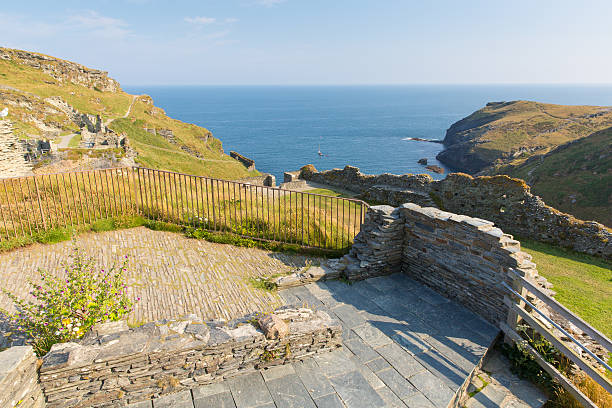 tintagel castle ruines cornwall angleterre avec le bleu de la mer et du ciel - bude photos et images de collection