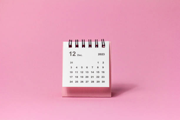 ciao, dicembre.calendario da tavolo per dicembre 2023.calendario per la pianificazione del mese. - getting the mail foto e immagini stock