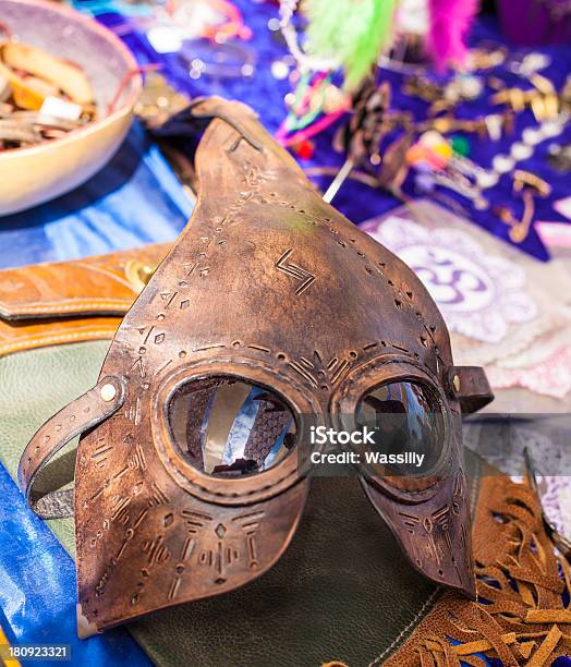 Homem Com Uma Máscara De Couro E Chapéu Vermelho - Fotografias de stock e mais imagens de Adulto - Adulto, Casaco Curto com Mangas, De aparência caucasiana