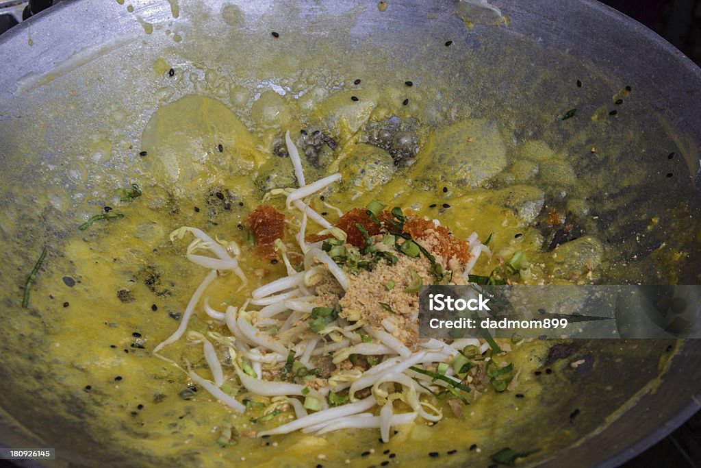 Phad tailandesa na pan. - Foto de stock de Amarelo royalty-free