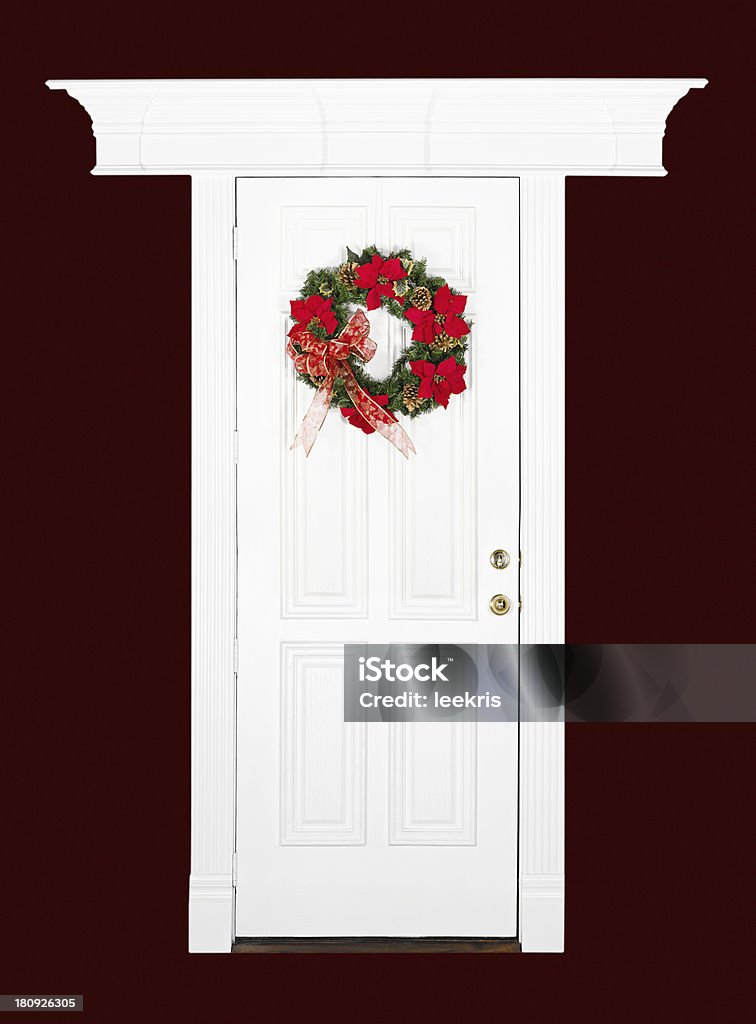 Natale ghirlanda di fiori su bianco porta - Foto stock royalty-free di Abete