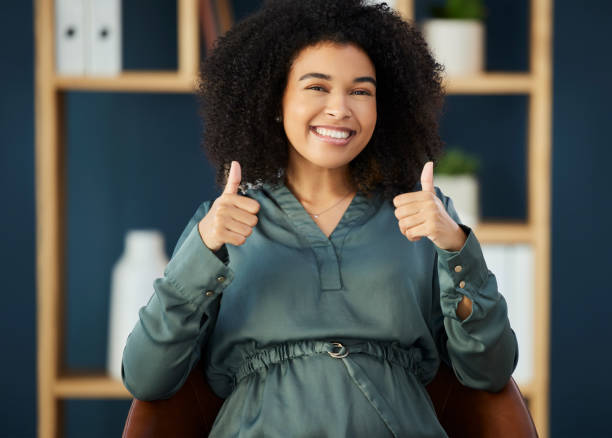 Business woman, afro or success thumbs up in office target, creative company or marketing startup with goals achievement. Portrait, smile or happy African designer and winner or support hands gesture mujer de negocios, afro o el éxito pulgar hacia arriba en el objetivo de la oficina, la empresa creativa o la startup de marketing con el logro de objetivos. retrato, sonrisa o feliz diseñador africano y ganador o gesto de apoyo de las manos