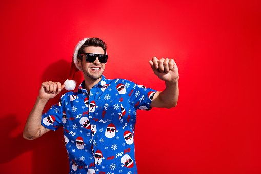 Foto del anuncio de la venta de compras joven que baila con gafas de sol geniales ray ban celebrar feliz año nuevo aislado sobre fondo de color rojo photo