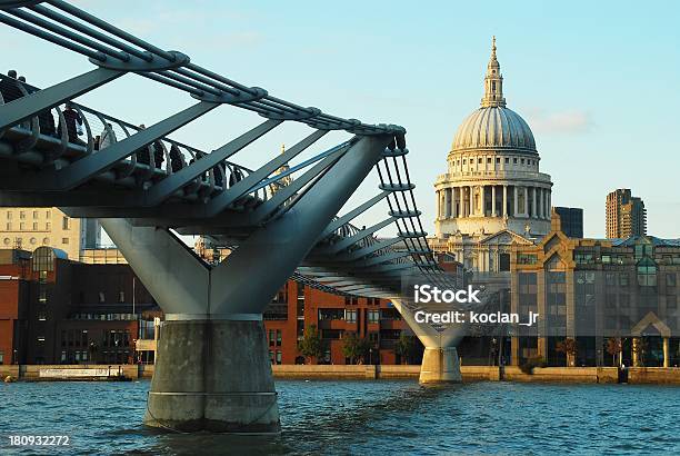 Millenium Bridge Und St Pauls Cathedral Den London Gb Stockfoto und mehr Bilder von 21. Jahrhundert