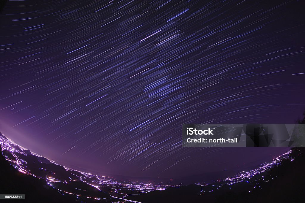 Orbitar y estrellas fugaces - Foto de stock de Constelación libre de derechos