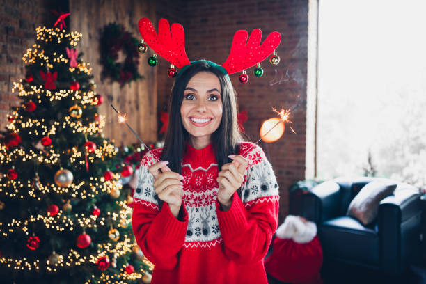 かなりブルネットの若い女の子の写真の肖像画は、ベンガルのライトが飾りのセーターを着て、美しいリビングルームの装飾クリスマスを抱きしめて興奮しました - young animal flash ストックフォトと画像