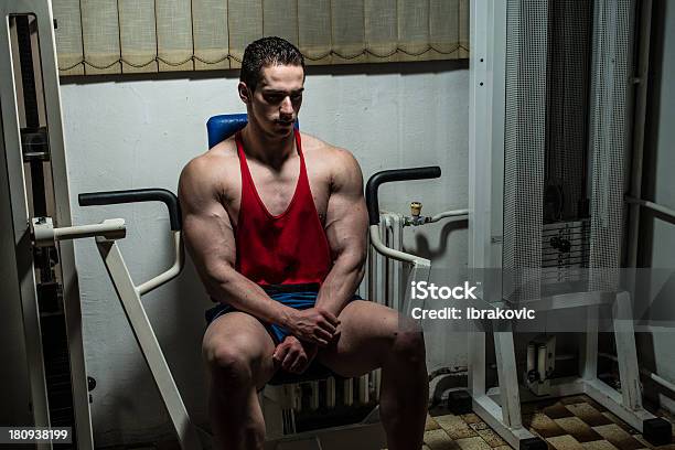 Foto de Homem Descansando Depois De Exercícios Na Academia De Ginástica e mais fotos de stock de Academia de ginástica