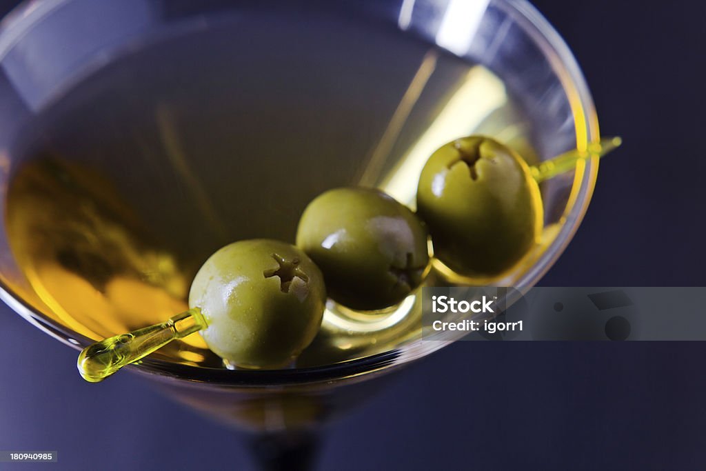 martini con aceitunas verde - Foto de stock de Aceituna libre de derechos