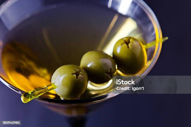 Photo libre de droit de Martini Et Olives Vertes banque d'images et plus d'images libres de droit de Alcool - Alcool, Aliment, Bleu