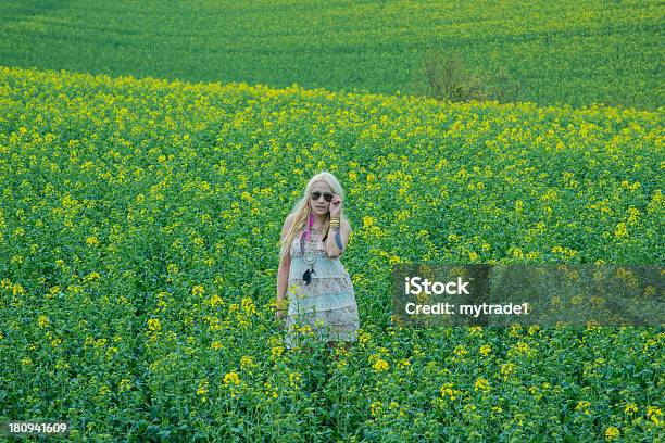 Junge Dame Im Rapsfeld Stockfoto und mehr Bilder von Armband - Armband, Blondes Haar, Brille