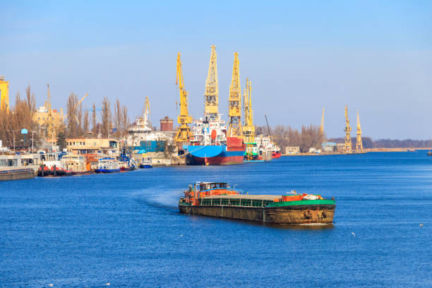 barcaça navegando no rio oder em szczecin, polônia - barge canal construction engineering - fotografias e filmes do acervo