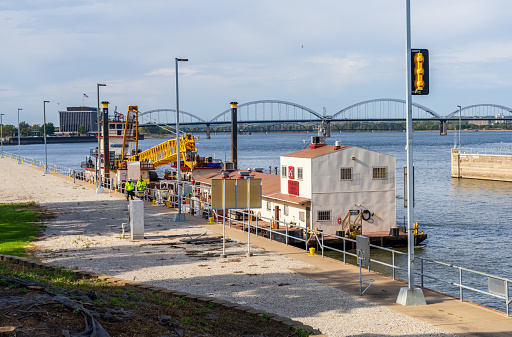 Massive crane enters Lock and Dam 15 in Davenport Iowa