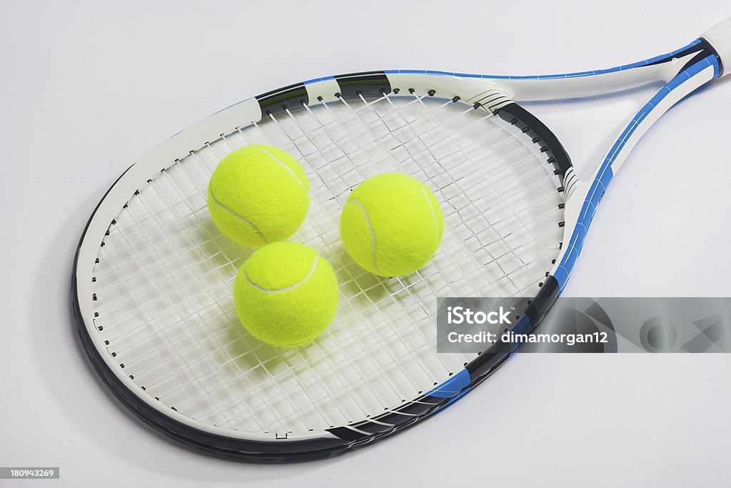 Raqueta de tenis y pelotas tres Verde sobre fondo blanco - Foto de stock de Amarillo - Color libre de derechos