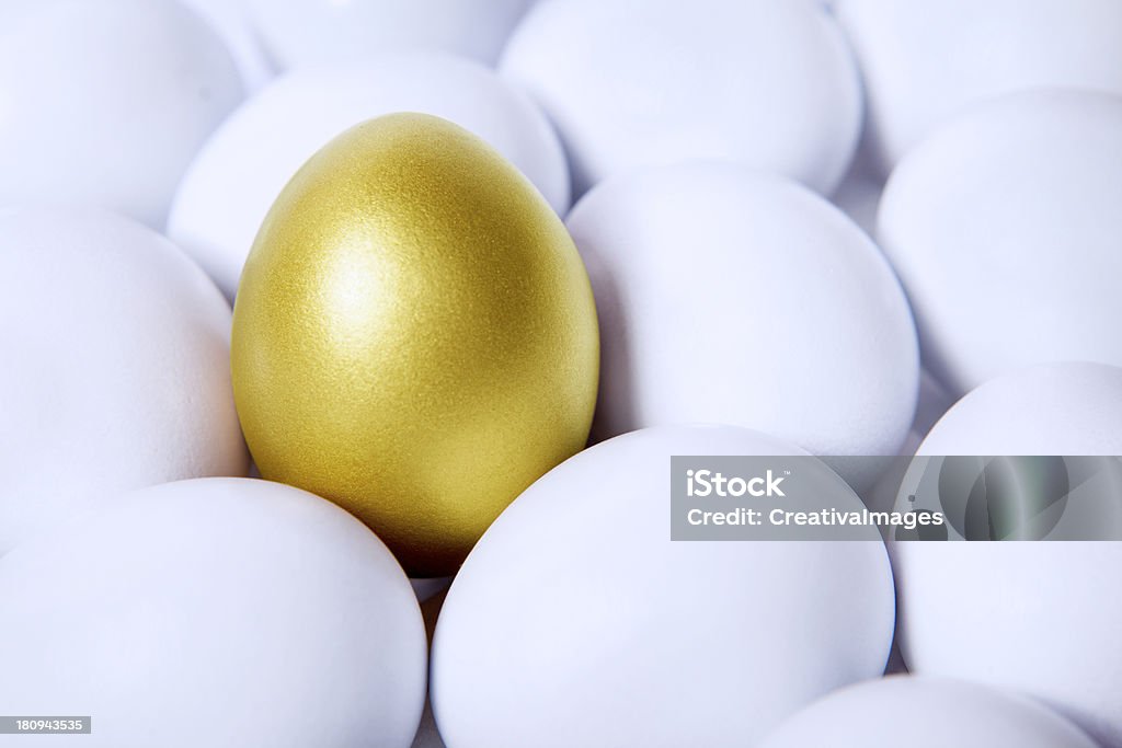 Goldene Ei in Menschenmengen - Lizenzfrei Bankgeschäft Stock-Foto