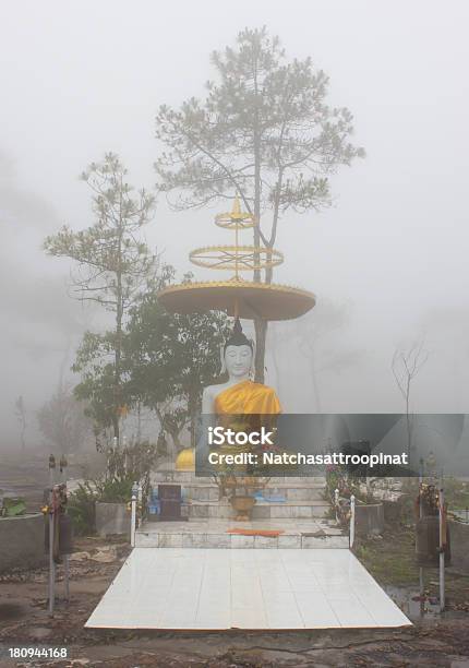 Estatua De Buda En La Niebla Foto de stock y más banco de imágenes de Adulto - Adulto, Asia, Belleza de la naturaleza