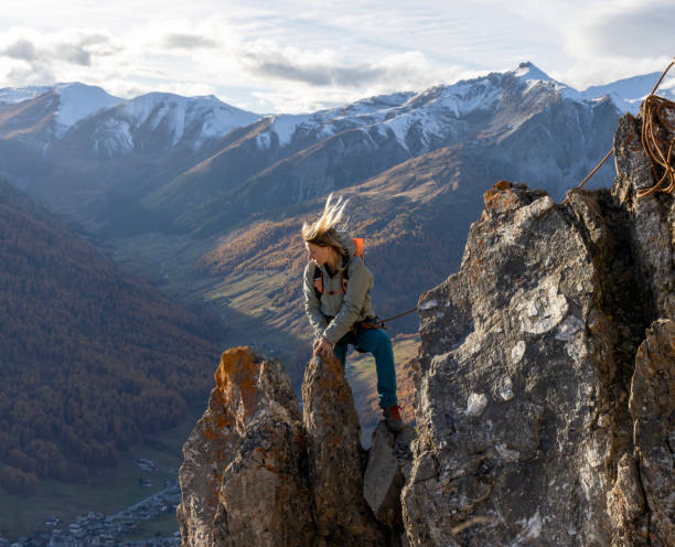 female climber ascends rocky ridge - climbing rock climbing rock mountain climbing imagens e fotografias de stock