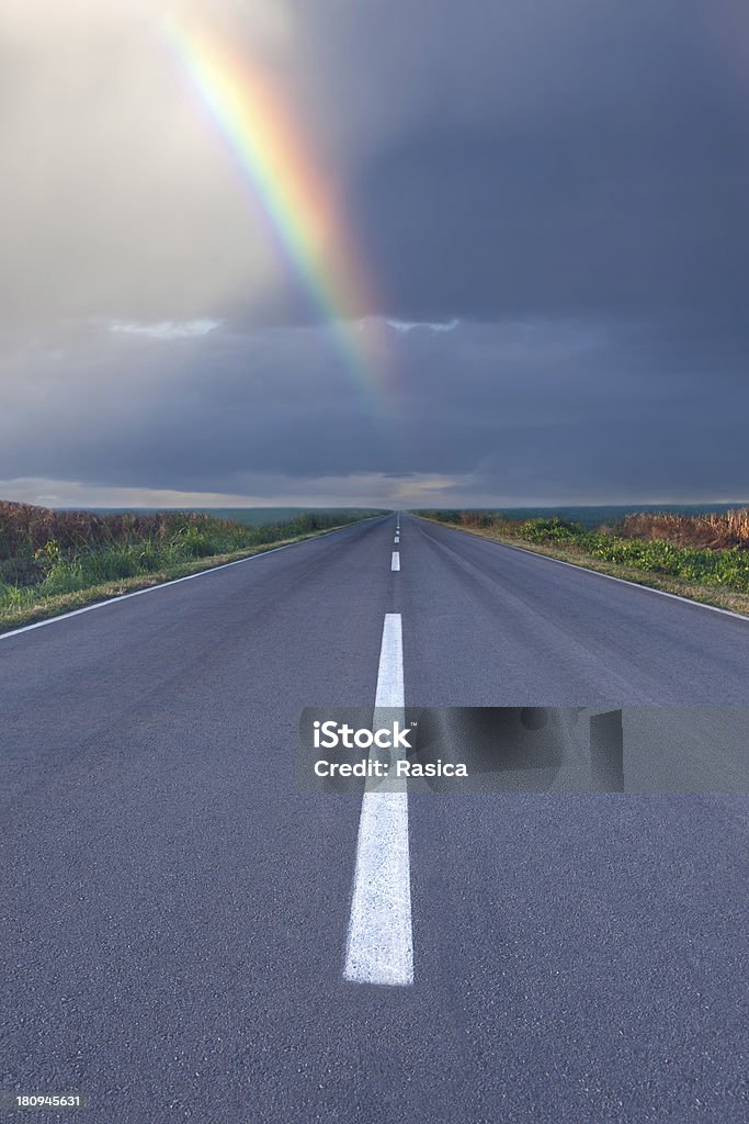om vacía carretera de conducción en la Torre rainbow - Foto de stock de Arco iris libre de derechos