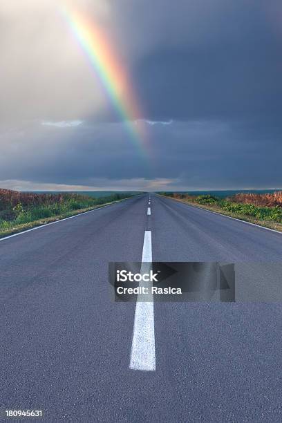 Om Vacía Carretera De Conducción En La Torre Rainbow Foto de stock y más banco de imágenes de Arco iris