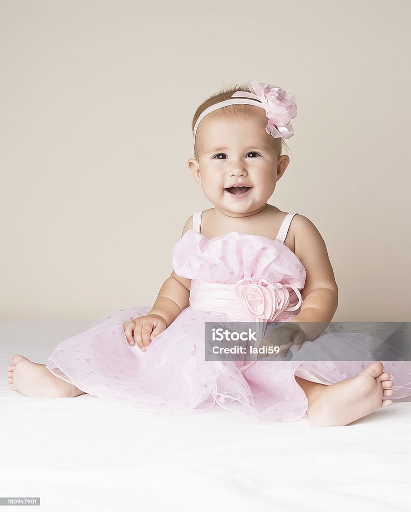 Petite fille en robe rose. - Photo de Beauté libre de droits