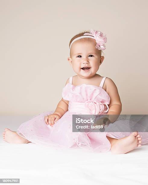 Photo libre de droit de Petite Fille En Robe Rose banque d'images et plus d'images libres de droit de Beauté - Beauté, Bébé, Bébés filles