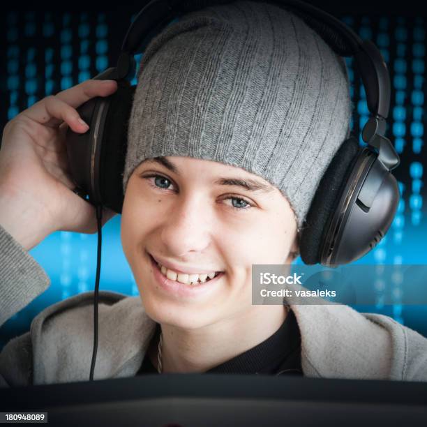 Foto de Menino Jogando O Jogo De Computador e mais fotos de stock de Adolescência - Adolescência, Adulto, Alegria