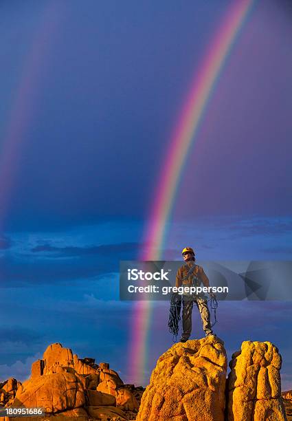 Alpinista In Cima - Fotografie stock e altre immagini di Ambientazione esterna - Ambientazione esterna, Arcobaleno, Arrampicata su roccia