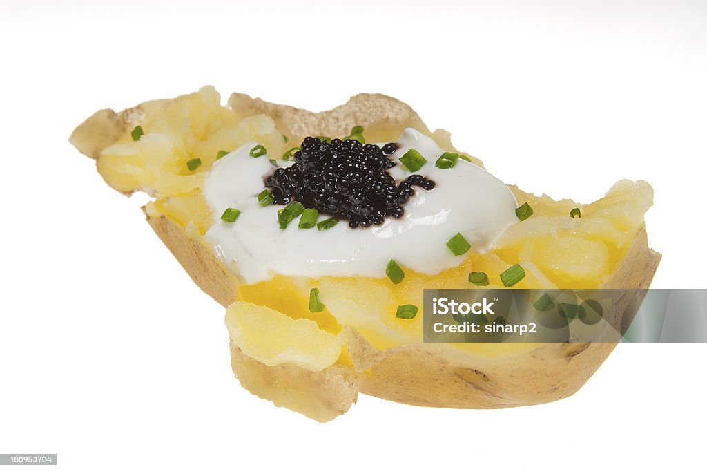 Gekochte Kartoffel mit crème fraîche, Schnittlauch und Kaviar - Foto de stock de Alimentação Saudável royalty-free