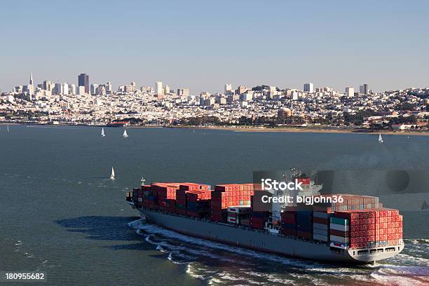 Navio Cargueiro Na Baía De San Francisco - Fotografias de stock e mais imagens de Ao Ar Livre - Ao Ar Livre, Califórnia, Centro da Cidade