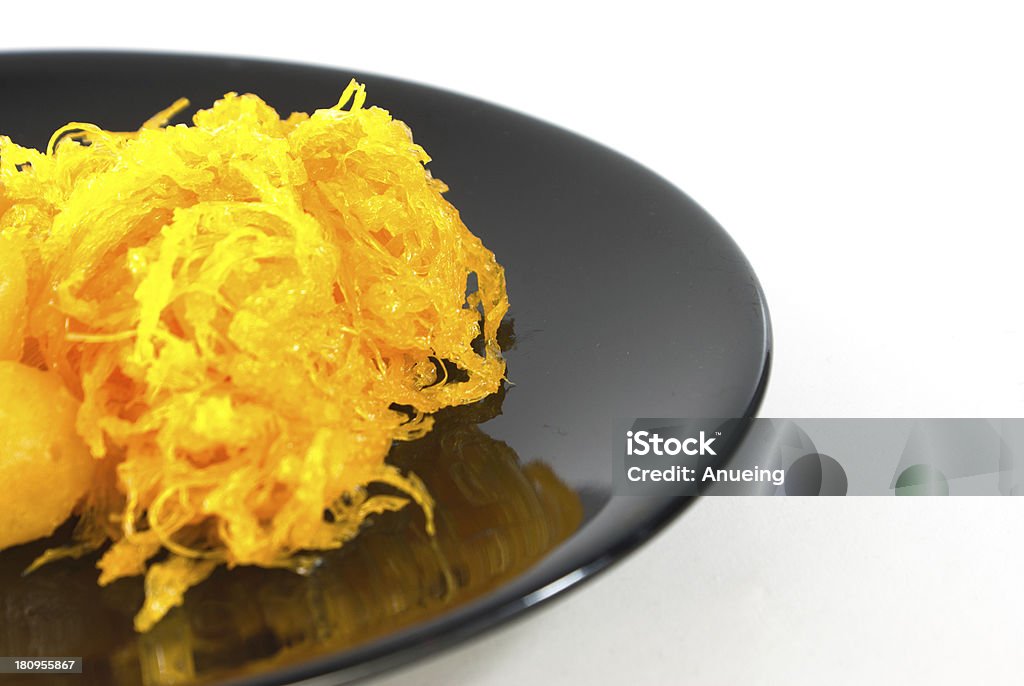 Żółtka jaj złota spada i postrzępione - Zbiór zdjęć royalty-free (Azja)