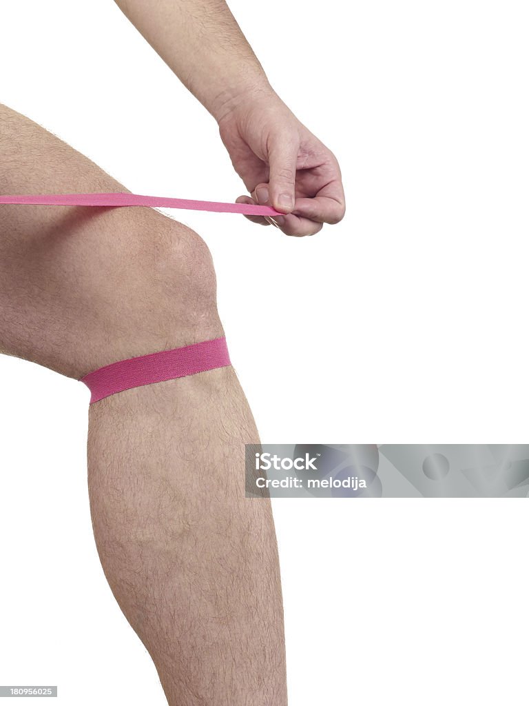 Trattamento terapeutico del ginocchio con kinesio tape tex. - Foto stock royalty-free di Adesivo terapeutico