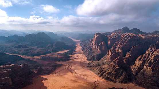 Una imagen de las formaciones rocosas en Neom, Arabia Saudita, la belleza del desierto a plena luz del día, el desierto saudita en la región de Tabuk photo