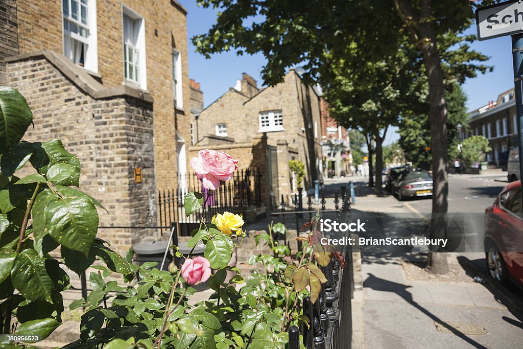 Jardim de rosas na frente - Foto de stock de Arquitetura royalty-free