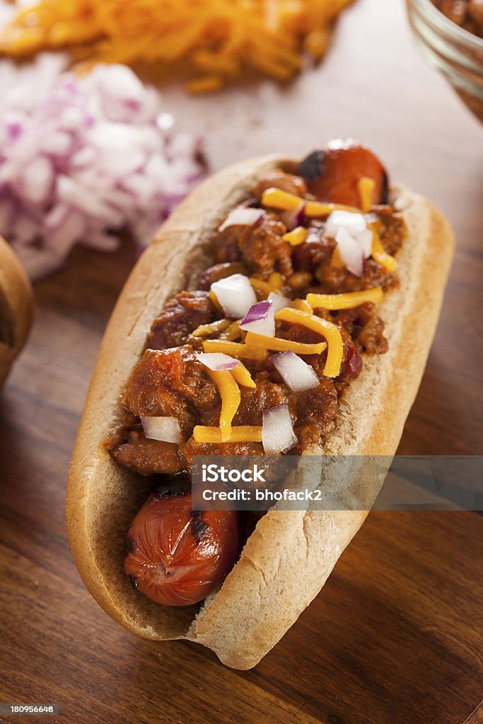 Cachorro-quente com Chili e queijo Cheddar - Foto de stock de Chilli Dog royalty-free