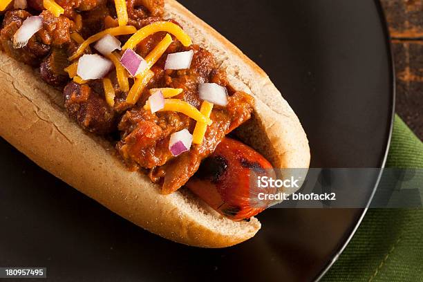 Fatto In Casa Calda Hot Dog Piccante Con Formaggio Cheddar - Fotografie stock e altre immagini di Hot dog piccante