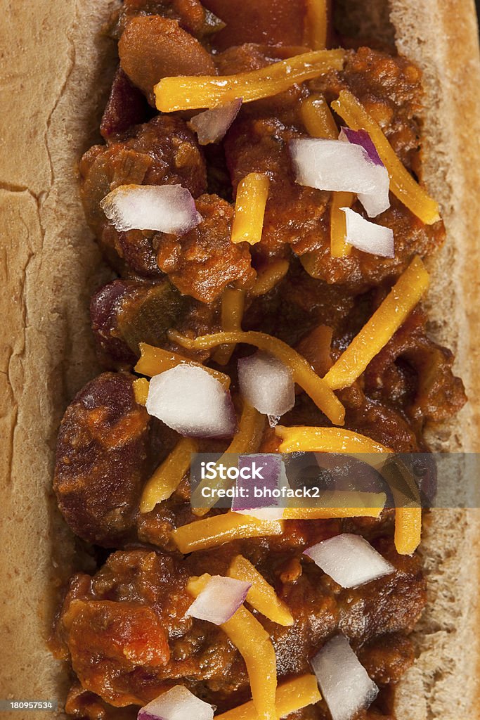 Feito em Casa quente Cachorro com Chilli com Queijo Cheddar - Royalty-free Cachorro com Chilli Foto de stock