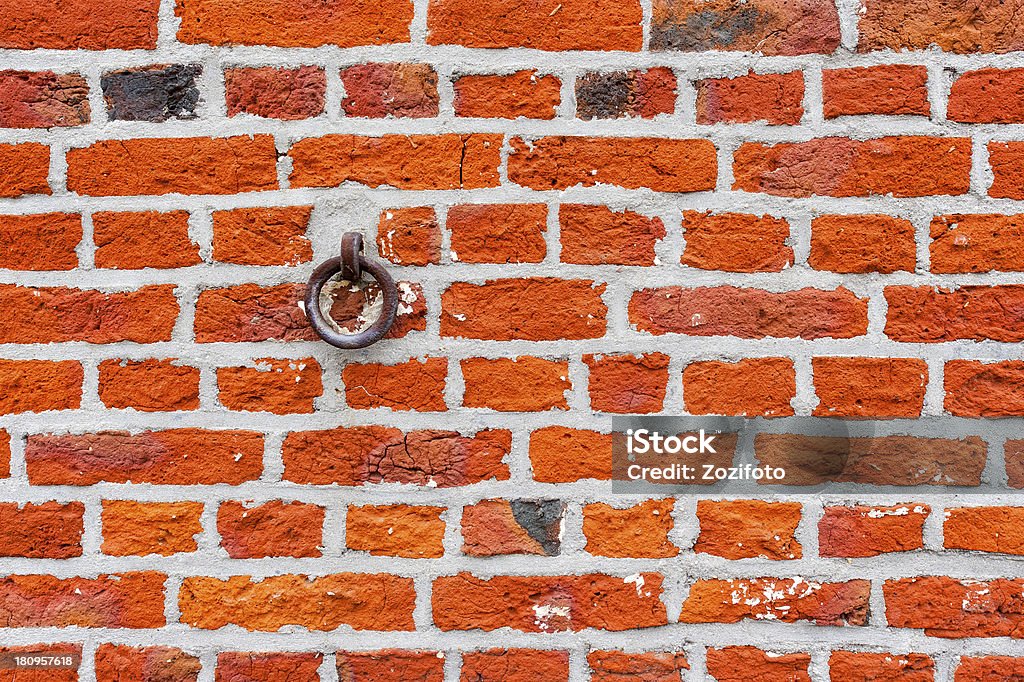 Vecchio muro di mattoni con anello - Foto stock royalty-free di A forma di blocco