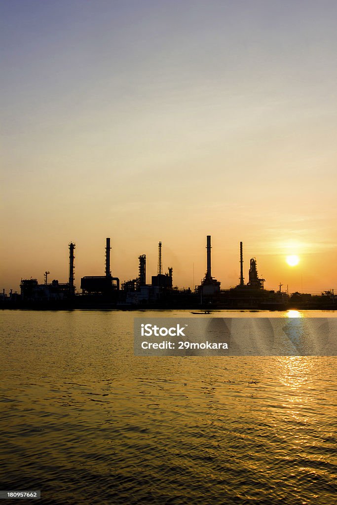 Refinaria de petróleo ver com o nascer do sol - Royalty-free Meio-ambiente Foto de stock