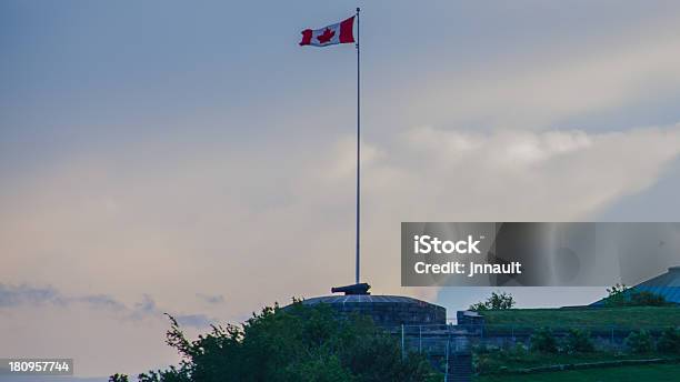 La Antigua Ciudad De Quebec Canadá Bandera Canadiense Foto de stock y más banco de imágenes de Aire libre