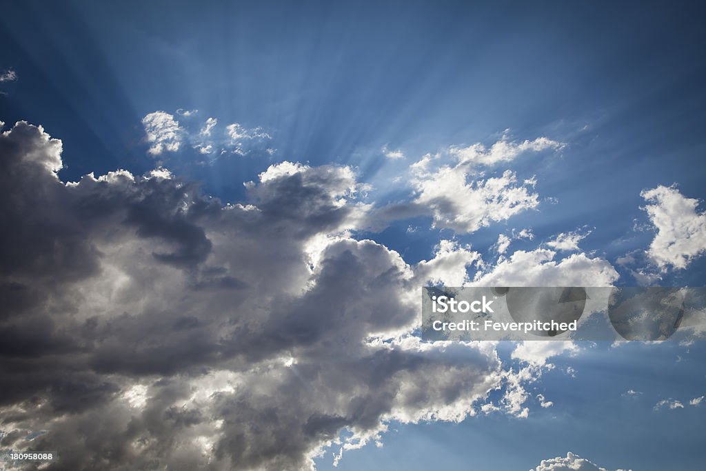 Silver forrado nuvens cinzentas com raios de luz e espaço para texto - Royalty-free Abstrato Foto de stock