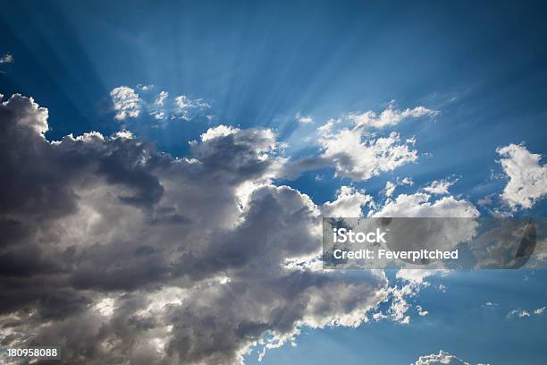 Silver Forrado Nuvens Cinzentas Com Raios De Luz E Espaço Para Texto - Fotografias de stock e mais imagens de Abstrato