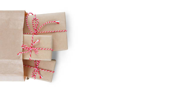 흰색 배경에 고립 된 줄무늬 빨간색과 흰색 빵 굽이의 꼬기 종이 봉지와 크리스마스 선물 상자 - tied knot rope three objects string 뉴스 사진 이미지